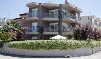 Eleni 4 Seasons Apartments , privatni smeštaj u mestu Hanioti, Grčka