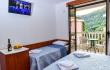 Loka, habitación 7 con terraza y baño en apartmani Loka, alojamiento privado en Sutomore, Montenegro